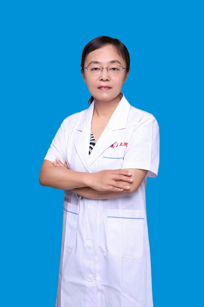 张彤 蓝底全身.jpg