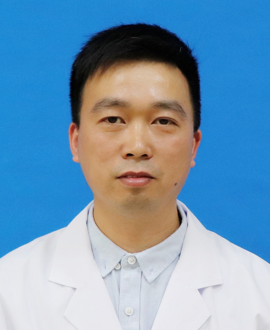 张彤 蓝底全身.jpg