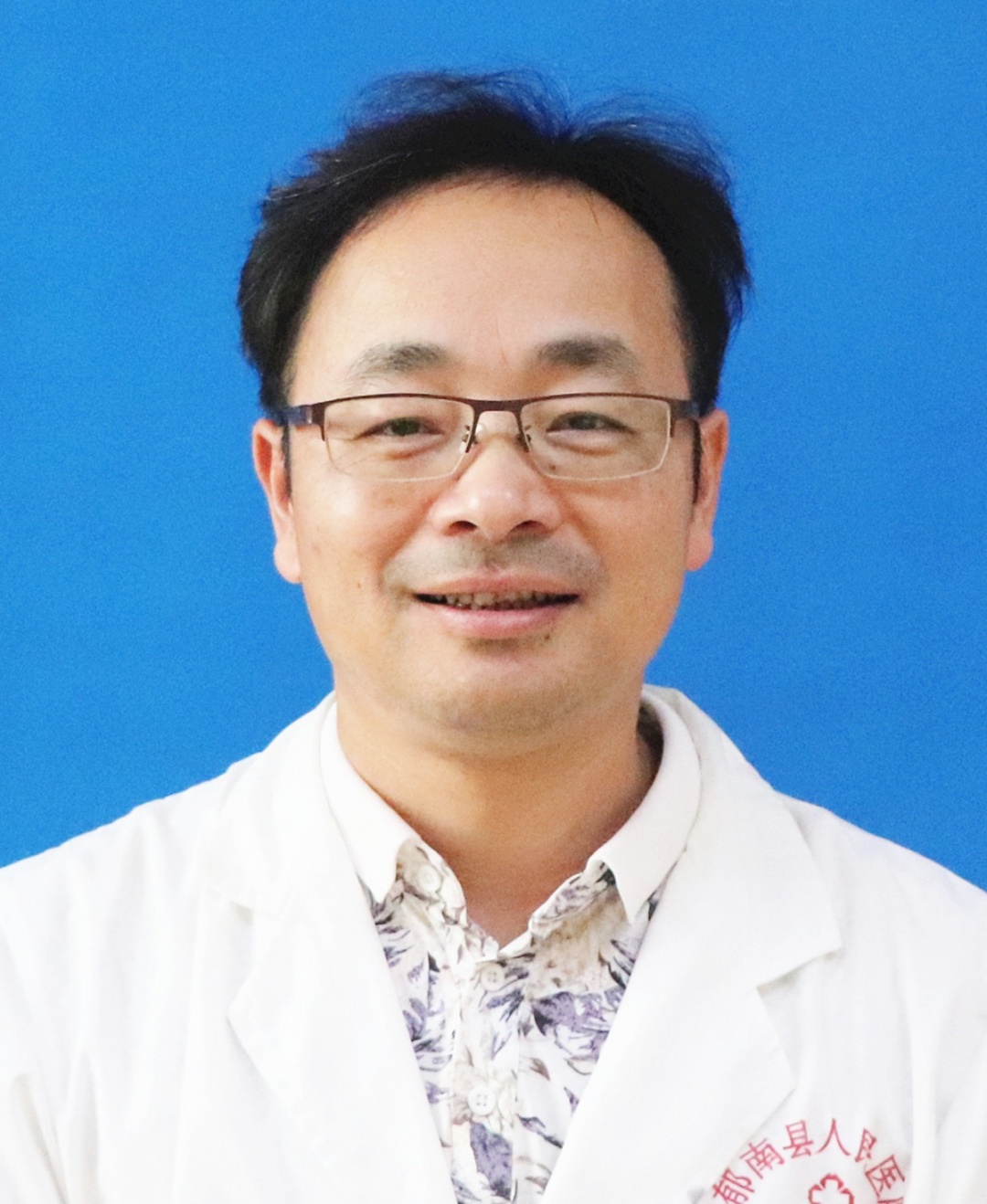 张彤 蓝底全身.jpg